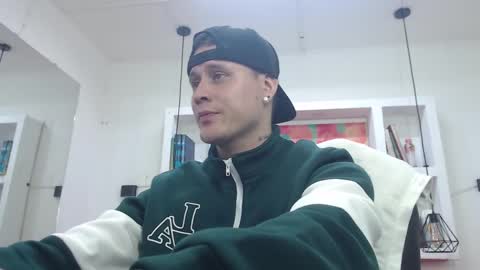 Snapshot of leo_cumming01 chatting on February 8, 2025, 2:16 pm Yesid online show from February 8, 2025, 2:16 pm