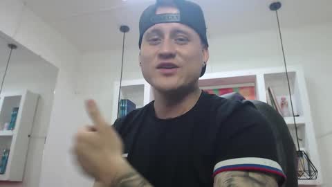 Snapshot of leo_cumming01 chatting on February 14, 2025, 2:33 pm Yesid online show from February 14, 2025, 2:33 pm