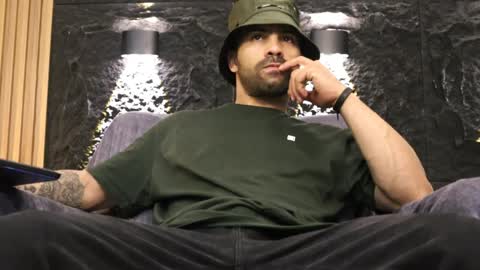 Leo  Diaz online show from April 13, 2026, 2:39 am