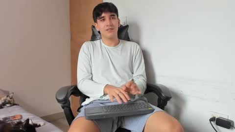 Snapshot of leo_jones389 chatting on September 17, 2025, 1:24 pm Leo Jones online show from September 17, 2025, 1:24 pm