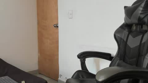 Snapshot of leo_jones389 chatting on September 22, 2025, 3:03 pm Leo Jones online show from September 22, 2025, 3:03 pm