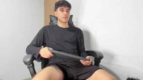 Snapshot of leo_jones389 chatting on October 24, 2025, 6:21 am Leo Jones online show from October 24, 2025, 6:21 am