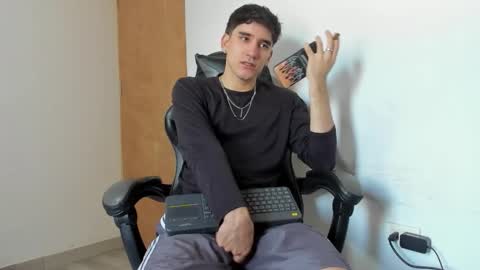 Snapshot of leo_jones389 chatting on November 7, 2025, 2:50 pm Leo Jones online show from November 7, 2025, 2:50 pm