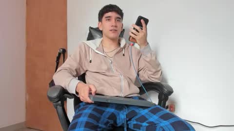 Snapshot of leo_jones389 chatting on November 13, 2025, 4:39 pm Leo Jones online show from November 13, 2025, 4:39 pm