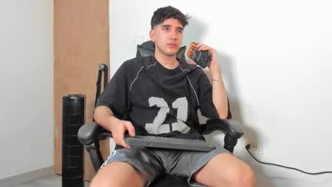 Snapshot of leo_jones389 chatting on December 14, 2025, 10:58 pm Leo Jones online show from December 14, 2025, 10:58 pm