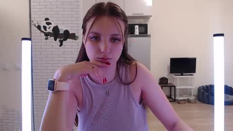Snapshot of leonaalove chatting on April 15, 2026, 8:10 am Leonaalove online show from April 15, 2026, 8:10 am