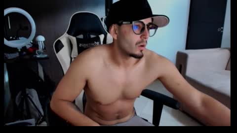 Snapshot of leonandresough chatting on October 15, 2025, 7:14 pm leonandresough online show from October 15, 2025, 7:14 pm