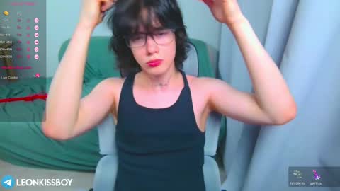 leonkissboy online show from April 3, 2026, 4:49 pm