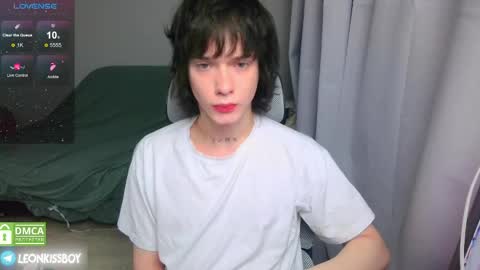 Snapshot of leonkissboy chatting on April 24, 2026, 8:11 pm leonkissboy online show from April 24, 2026, 8:11 pm