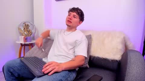 Leo  online show from November 30, 2025, 4:27 am