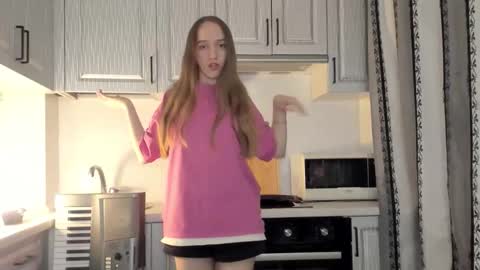  LESLIE   online show from December 13, 2025, 7:53 pm