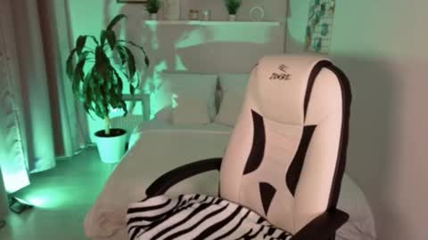 Lexy - Follow me online show from September 17, 2025, 6:59 am