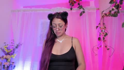 Snapshot of leyla_collins chatting on December 10, 2024, 8:51 am online show from December 10, 2024, 8:51 am