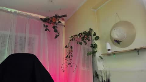 Snapshot of leyla_collins chatting on December 14, 2024, 2:34 am online show from December 14, 2024, 2:34 am