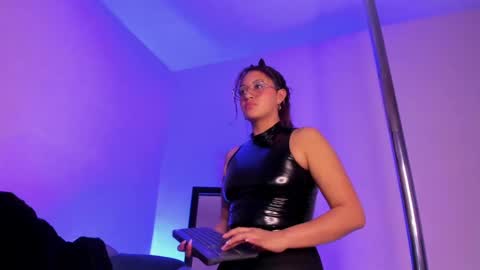 Snapshot of leyla_collins chatting on January 11, 2025, 10:08 am online show from January 11, 2025, 10:08 am