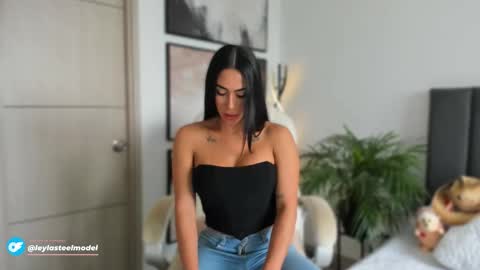 INSTA leylasteel model         online show from October 4, 2025, 2:37 pm