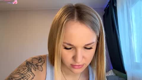 Mia online show from November 23, 2025, 11:32 am