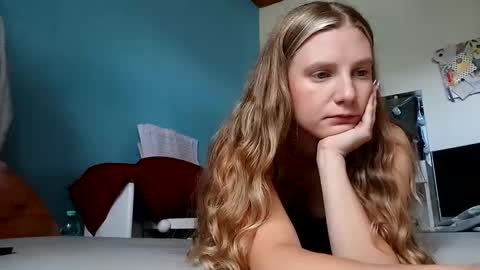 lia06_ online show from September 15, 2025, 1:55 pm