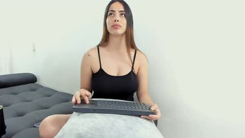 Snapshot of lia_and_felipe chatting on January 13, 2025, 10:45 pm Lia y Felipe -- online show from January 13, 2025, 10:45 pm