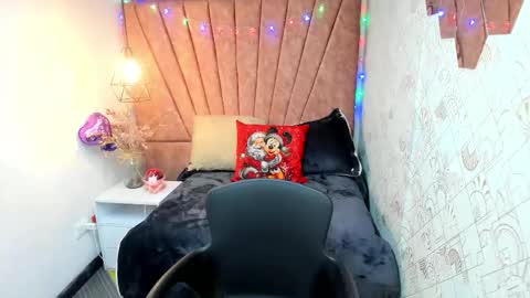 Snapshot of lia_blake_ chatting on December 15, 2025, 12:53 pm LIA online show from December 15, 2025, 12:53 pm