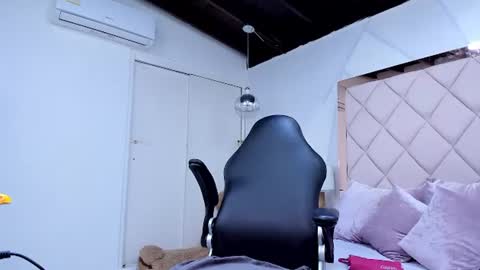Lia  online show from June 16, 2026, 2:36 am