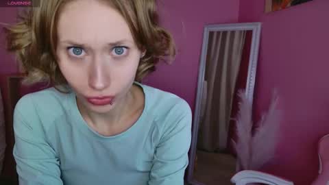 lia_gwen online show from November 29, 2025, 2:31 pm