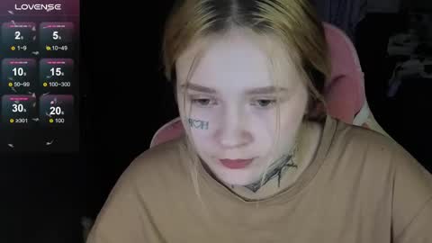 liaa_li online show from April 16, 2026, 8:42 pm