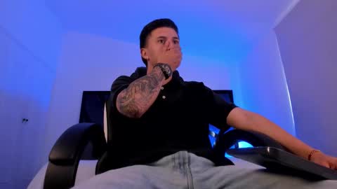 Liam Smith online show from December 5, 2025, 12:14 pm