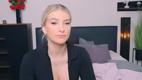 Lia online show from February 23, 2026, 1:30 pm