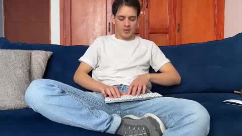 Liam online show from December 5, 2025, 3:20 pm