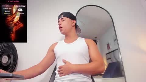 lianfox_ online show from May 19, 2026, 12:33 pm