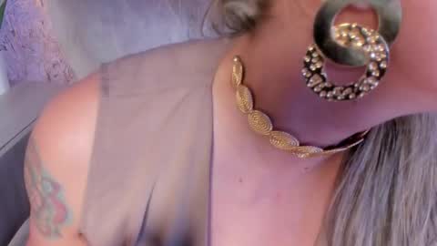 Lian online show from November 26, 2025, 6:09 pm