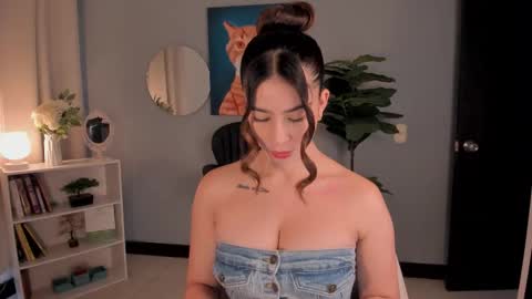 Snapshot of liapearce chatting on December 19, 2025, 2:24 pm Lia online show from December 19, 2025, 2:24 pm