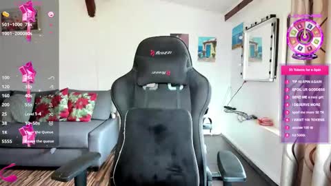 LiaQuinn online show from September 10, 2025, 1:44 pm