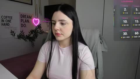 Lia online show from November 18, 2025, 7:35 am