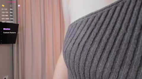 Snapshot of lienphay chatting on December 15, 2025, 6:17 am Caroline online show from December 15, 2025, 6:17 am