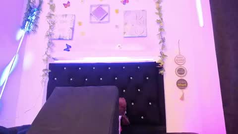 liilly_taylor1 online show from October 5, 2025, 4:05 pm