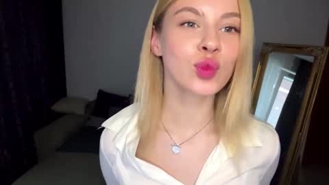 Snapshot of lil_elisa chatting on September 10, 2025, 10:59 am Elisa  online show from September 10, 2025, 10:59 am