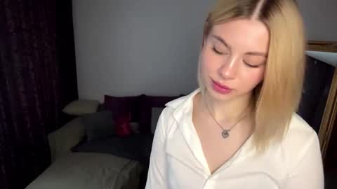 Snapshot of lil_elisa chatting on September 11, 2025, 10:48 am Elisa  online show from September 11, 2025, 10:48 am