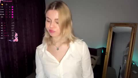 Snapshot of lil_elisa chatting on September 22, 2025, 11:01 am Elisa  online show from September 22, 2025, 11:01 am