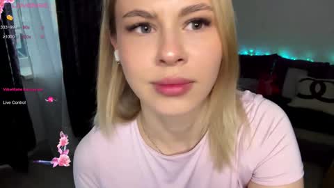 Snapshot of lil_elisa chatting on October 8, 2025, 9:29 am Elisa  online show from October 8, 2025, 9:29 am