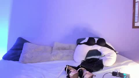 Snapshot of lil_swaay chatting on March 11, 2025, 1:16 am Lola online show from March 11, 2025, 1:16 am