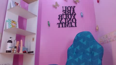 Snapshot of lila_pinky chatting on January 27, 2025, 2:35 pm L I L A online show from January 27, 2025, 2:35 pm