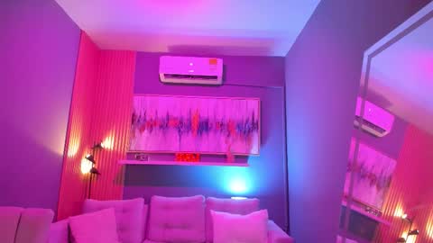 holis soy lily chang no olvides el pulgar arriba es muy importante para mi 3 independent model online show from January 12, 2026, 7:41 pm