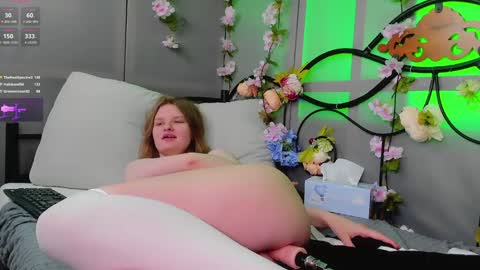 Snapshot of lilianslow chatting on January 25, 2025, 8:53 pm hi guys Im new here Im 18 years oldIve never had sex online show from January 25, 2025, 8:53 pm