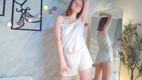 Snapshot of lilianslow chatting on December 5, 2025, 1:52 pm hi guys Im new here Im 18 years oldIve never had sex online show from December 5, 2025, 1:52 pm