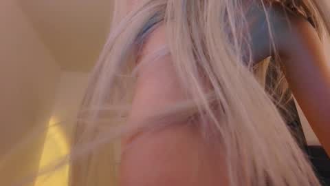 Lili online show from November 14, 2025, 10:40 pm