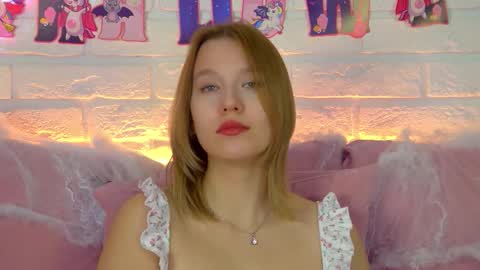 LiliLinn online show from October 27, 2025, 4:49 am