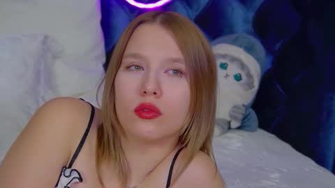 LiliLinn online show from November 22, 2025, 6:34 am