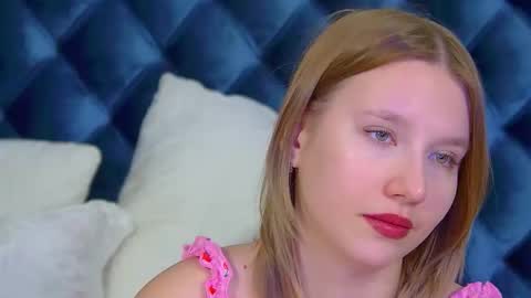 LiliLinn online show from November 28, 2025, 5:32 am